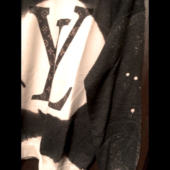 Pullover l V W/ logo designs on sleeves & Front of Sweatshirt 1 out of 125 LEFT - Picture 4 of 17